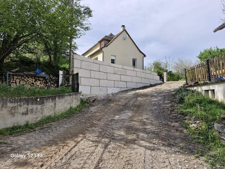 Construction de murs de soutènement solides et durables.