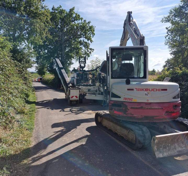 Location d'engins performants avec chauffeur expérimenté pour vos chantiers.