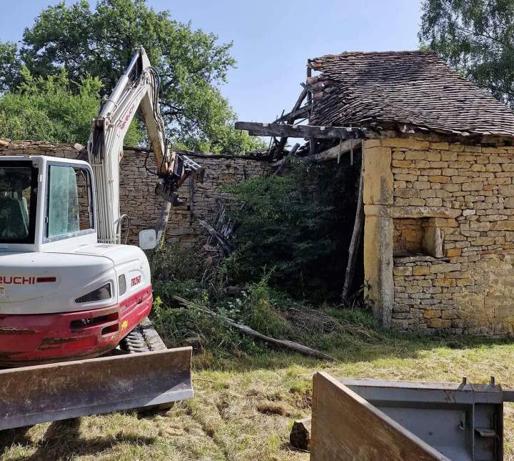 Services de démolition sécurisés pour divers types de bâtiments.