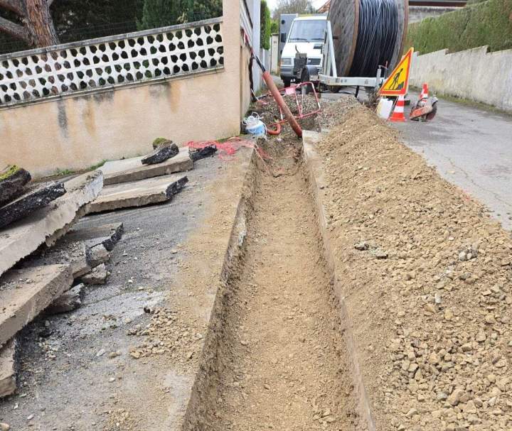 Travaux de voirie et réseaux divers pour collectivités et particuliers.